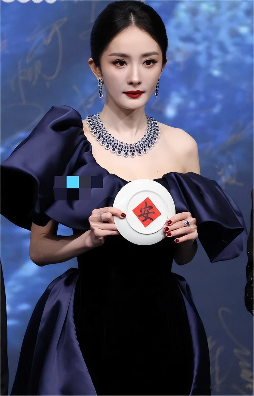 还得是老艺人敢穿，姚晨李冰冰深v较劲，却被保守的惠英红抢风头