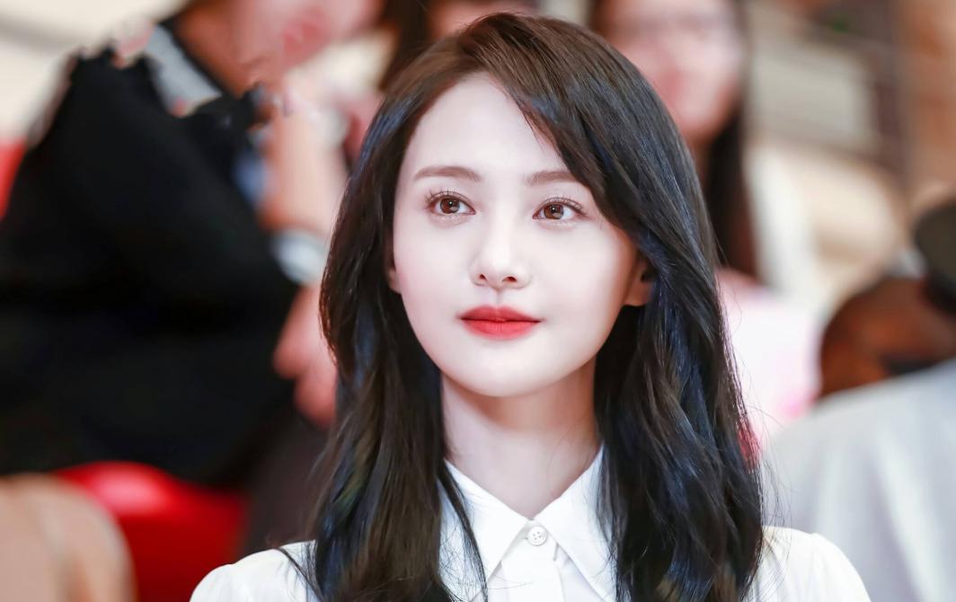 35岁郑爽近照！形象管理失败，彻底成了素人，在美日子舒坦了