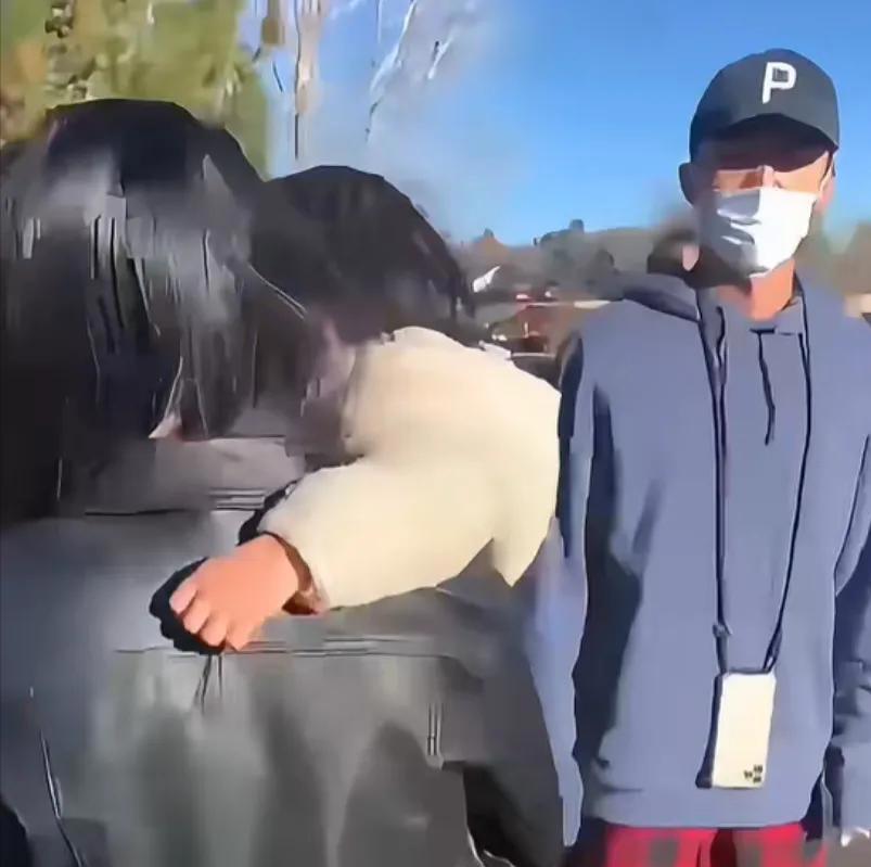 封杀五年后，34岁郑爽在美直播与粉丝重聚，面部僵硬发际线稀疏