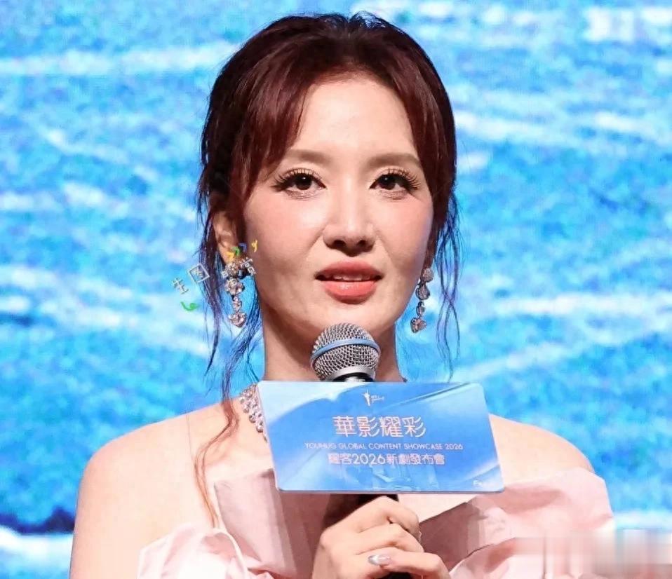 45岁张萌脸崩了，下巴坑坑洼洼后遗症明显，网友感慨她花期太短