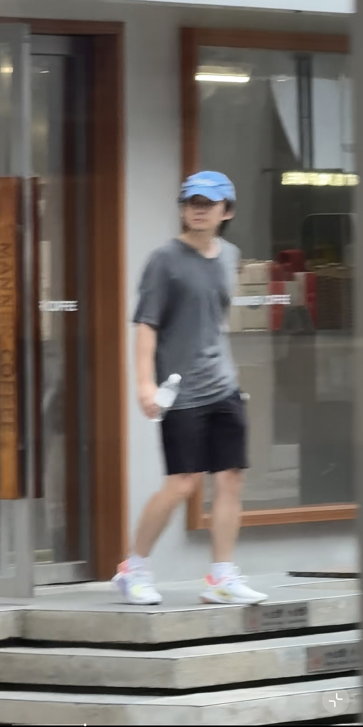 董子健阿那亚小镇被偶遇，穿着短袖短裤很低调，这是去旅游的吗？