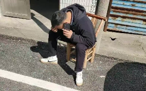 保安为了保护学生打瘸流浪狗，结果没想到却被网暴，还因此丢了工作……