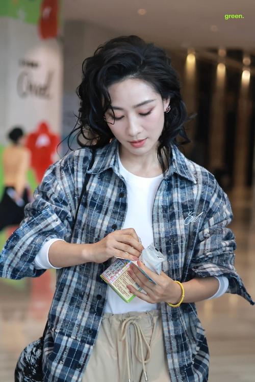 和前夫分道扬镳后，她和9岁女儿相依为命，如今又成粉丝的意难平