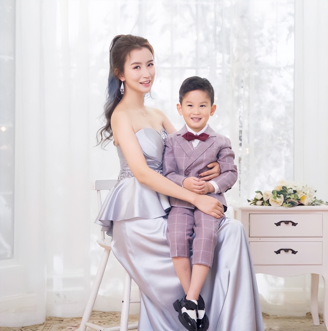 她曾是上海著名主持，和富商离婚后沦落为网红，38岁独自带娃