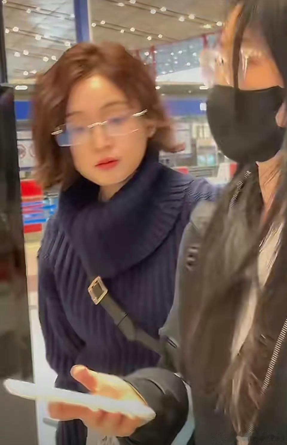 吴宣仪剪了“短卷发”美到认不出！穿藏蓝色针织衫搭工装裤真元气