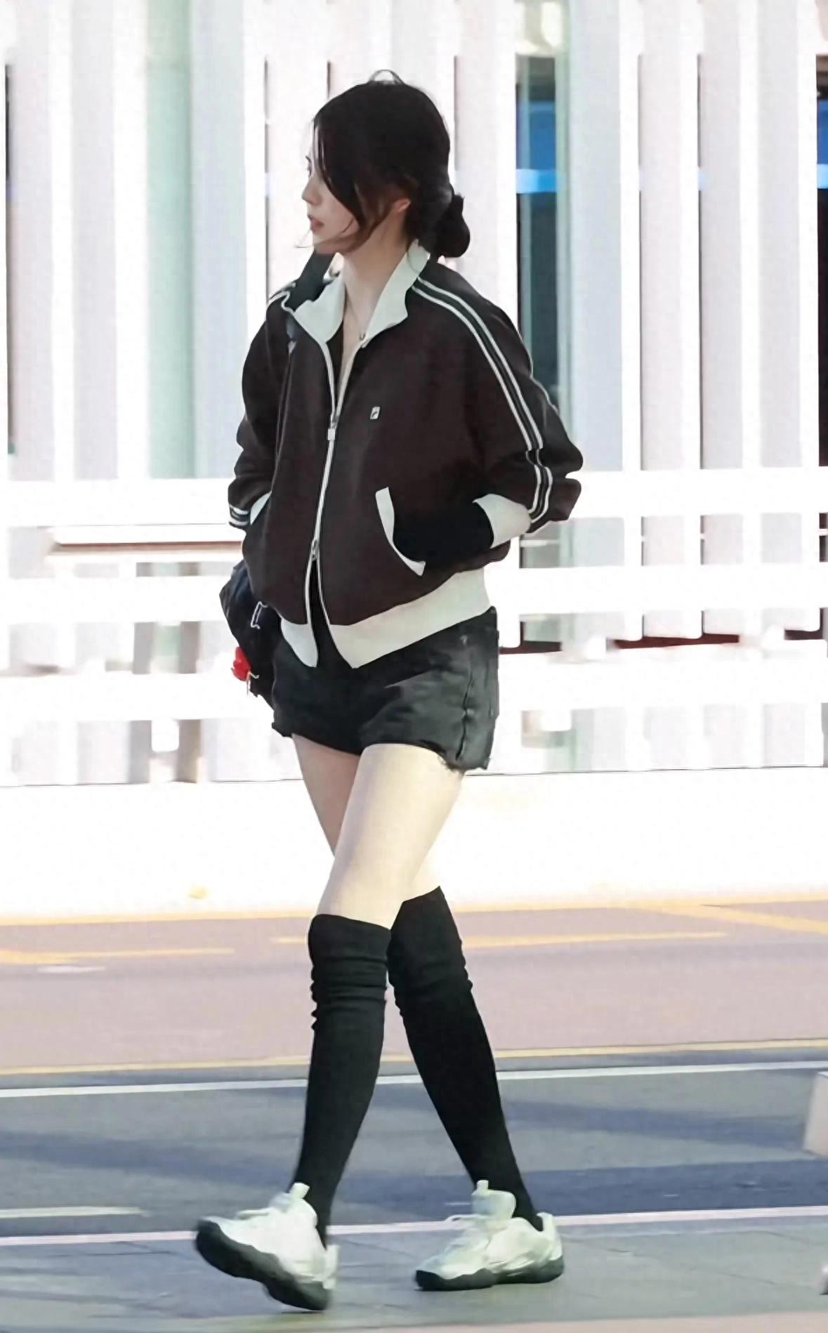 韩素希现身机场，寒风中穿薄外套和短裤，冷的瑟瑟发抖却依然貌美