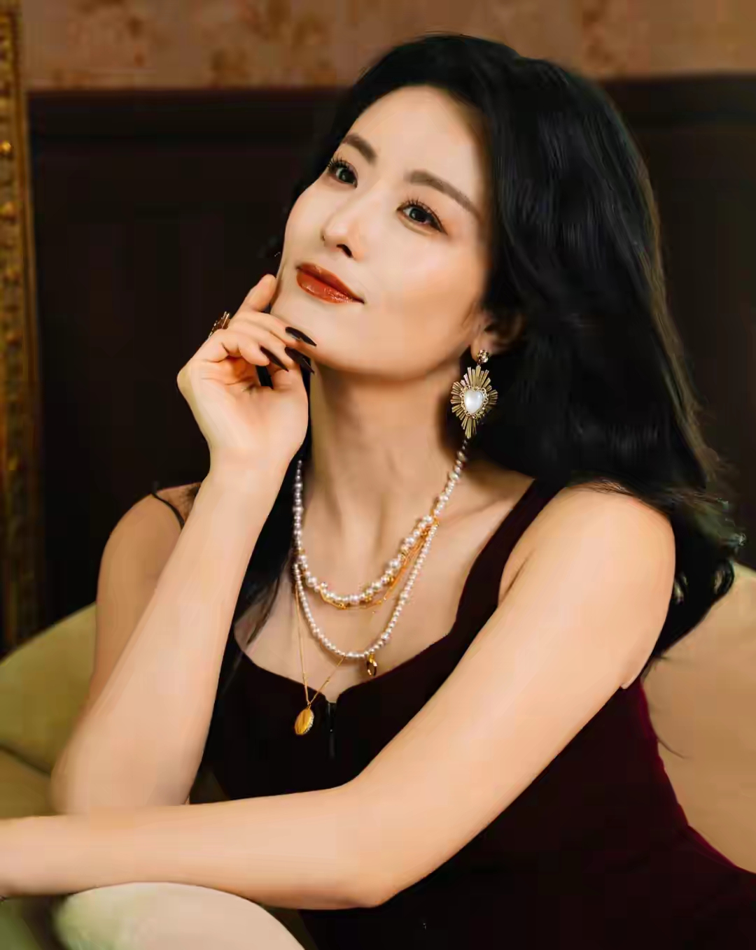 徐百慧红丝绒裙配黑丝袜!