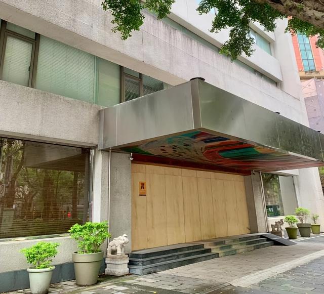 大s去世一年，s酒店已停业大门被木板封堵，大珍珠项链显落寞