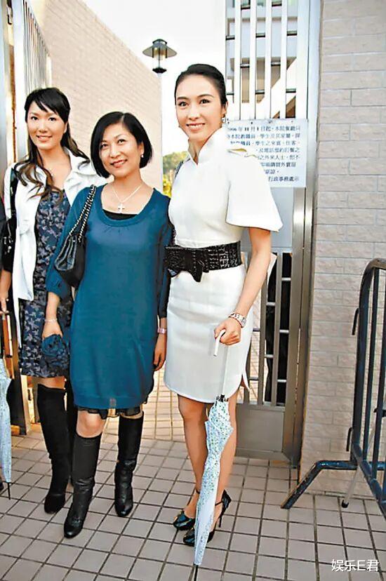 乐易玲儿子举办画展，TVB艺人集体捧场合影留念，网友：权力变现