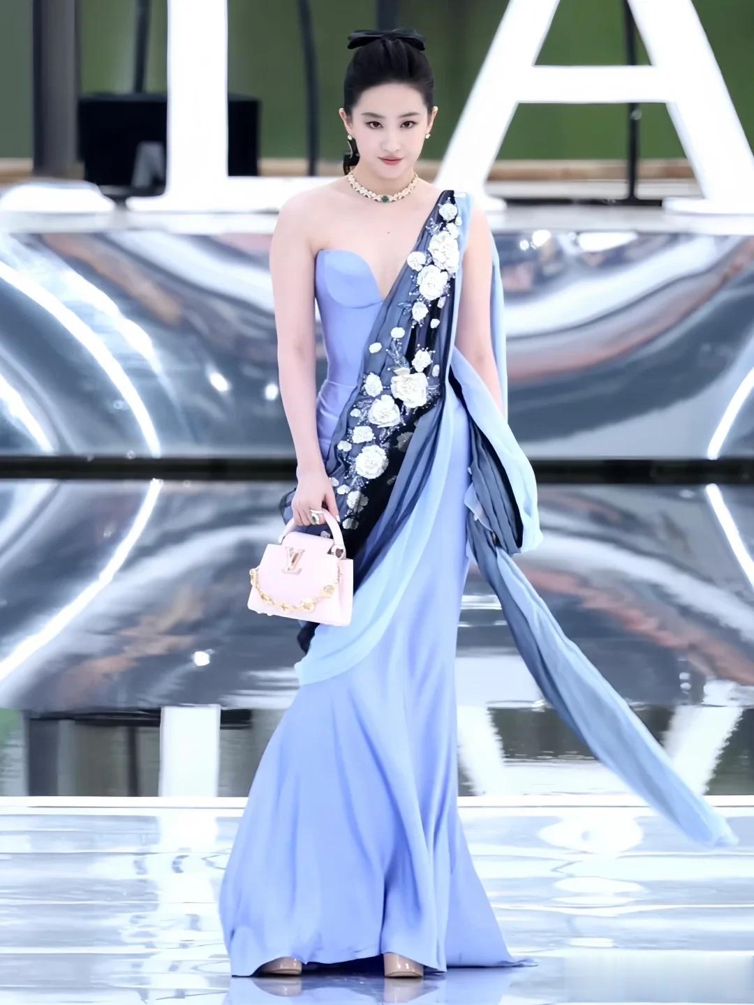 38岁刘亦菲最新穿搭：一字肩上衣+牛仔裤，尽显直角肩，嫩得像28