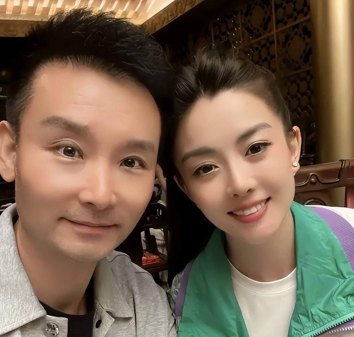 他是著名歌唱家,娶小10岁选美冠军当娇妻,48岁儿女双全