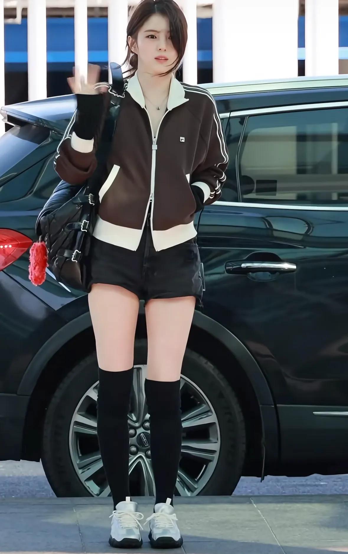 韩素希现身机场，寒风中穿薄外套和短裤，冷的瑟瑟发抖却依然貌美