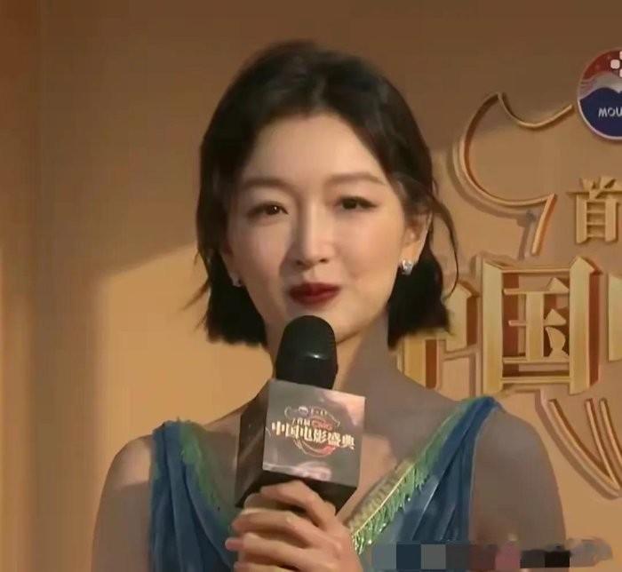 周冬雨全身上下只有脸能看了，骨瘦如柴的身材，也该增增肥了