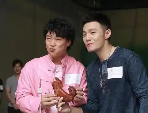 陈奕迅现身单依纯演唱会，全程黑脸还睡着，网友：替李荣浩监场？