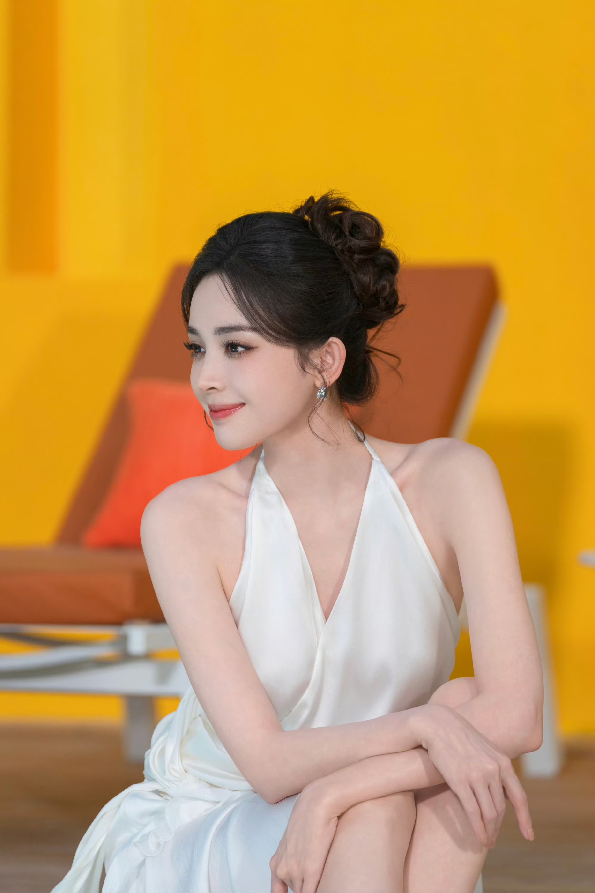 古力娜扎纯白挂颈连衣裙