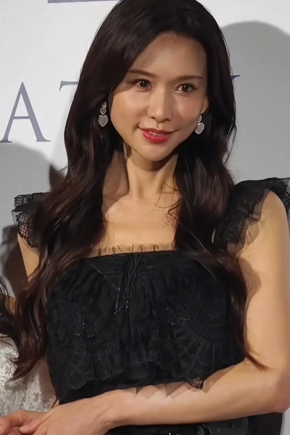 林志玲今日出席活动，穿黑色蕾丝裙扮可爱，裙子廉价脸看着也很僵