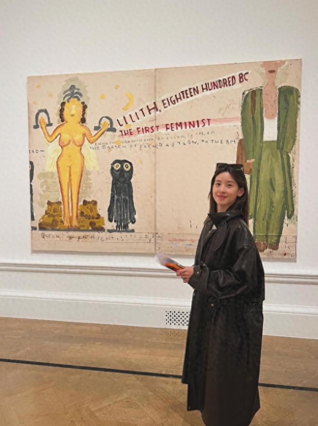 32岁章泽天晒画廊自拍！素颜对镜子哈哈大笑，生活中状态也很阳光