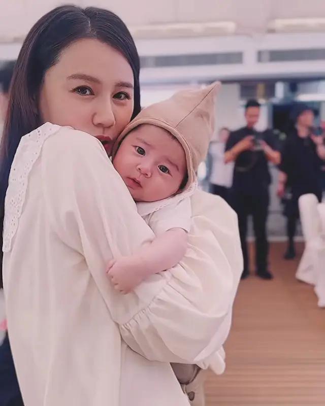 萧正楠黄翠如为儿子庆祝1岁生日，家中举办小型生日会