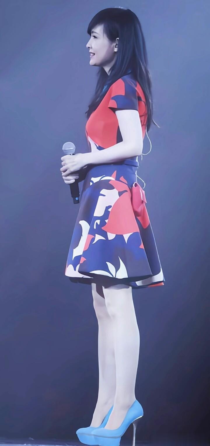 周慧敏，身材还不错