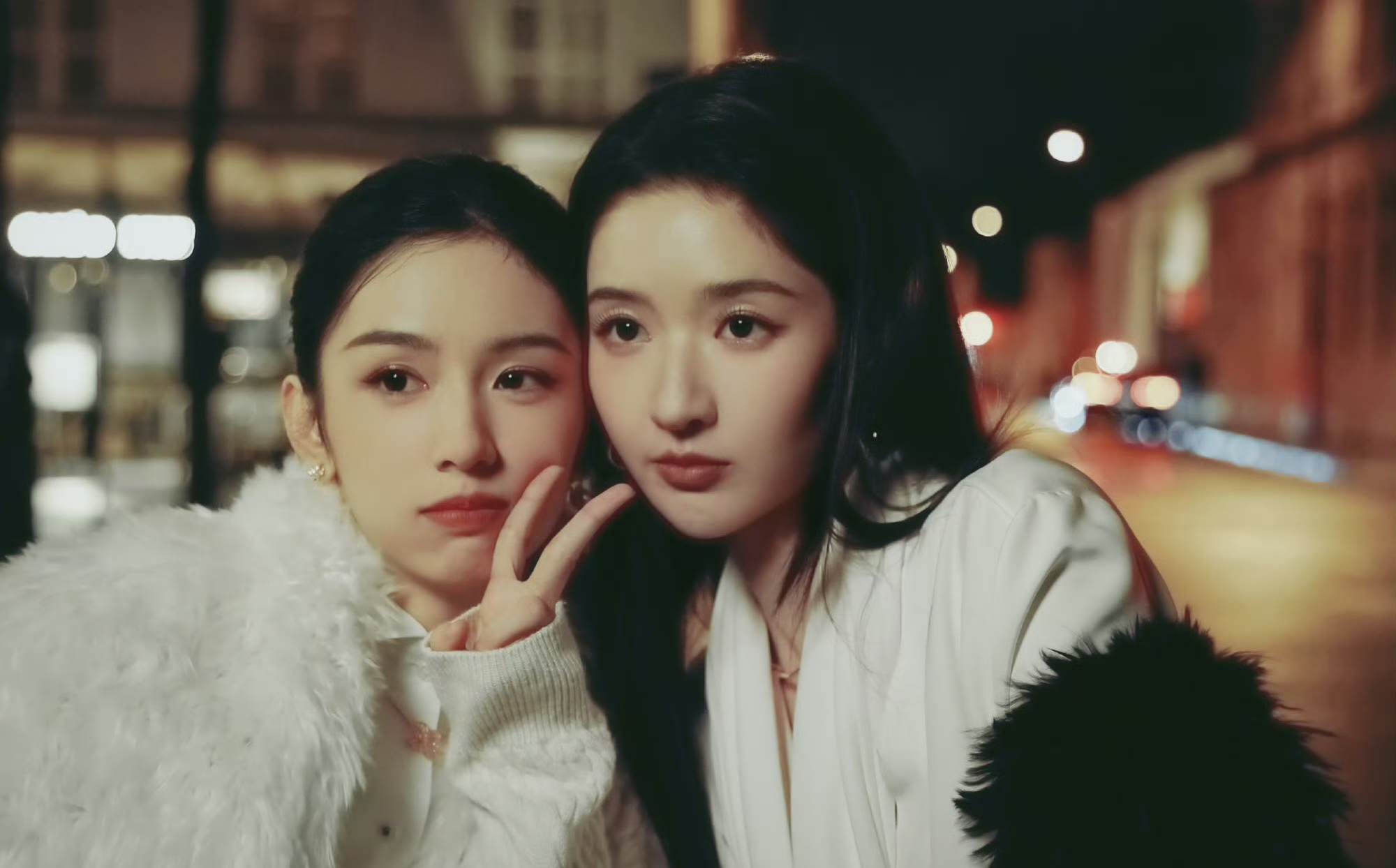 周也和家人西班牙吃火锅被偶遇，一家四口都是高颜值，画面很温馨