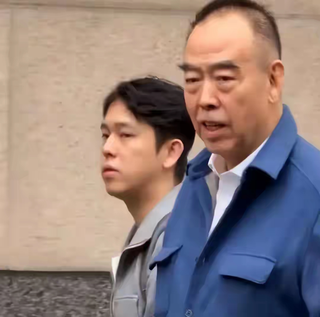 74岁陈凯歌在三亚豪宅过年，屋内一尘不染，没有多余花哨的摆件