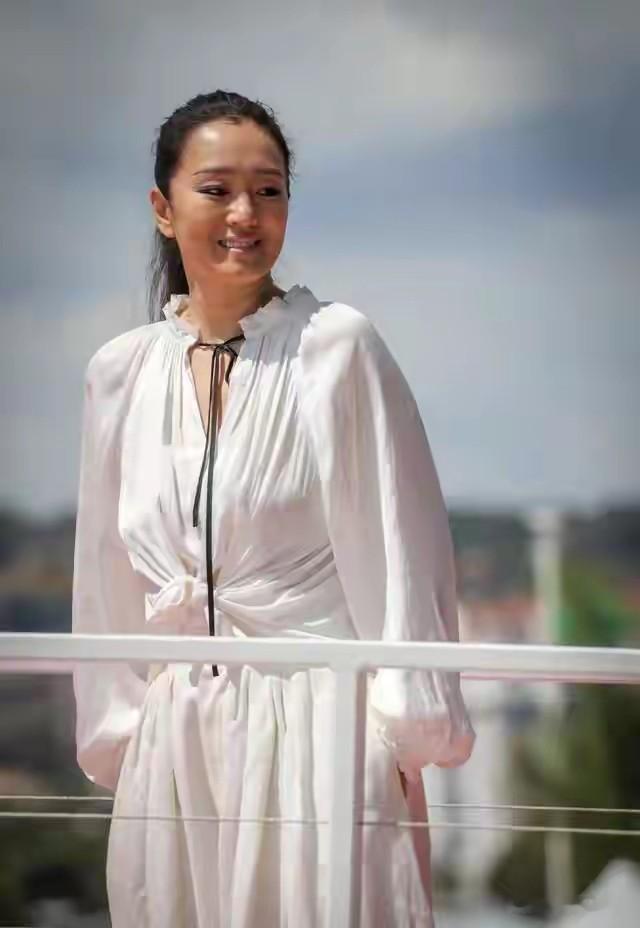 章小蕙去逛故宫穿得真时髦：衬衫+半身裙+穆勒鞋，63岁美出新高度