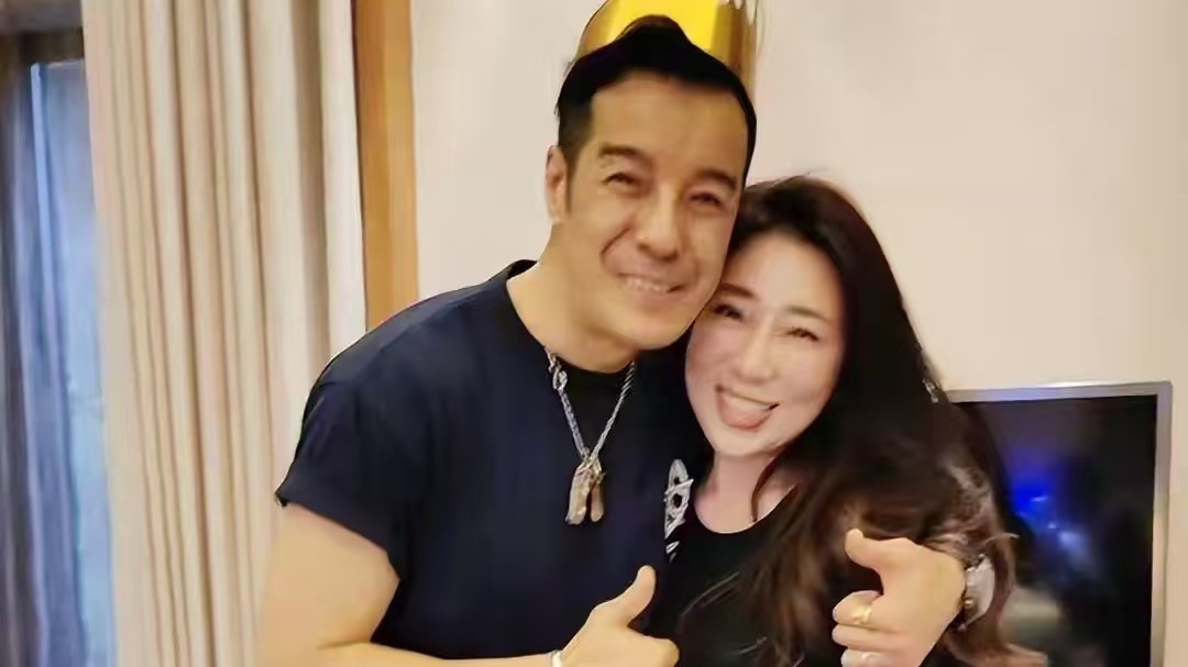 海一天再婚娶小12岁美女刘帅，如今儿女双全，过得幸福不已