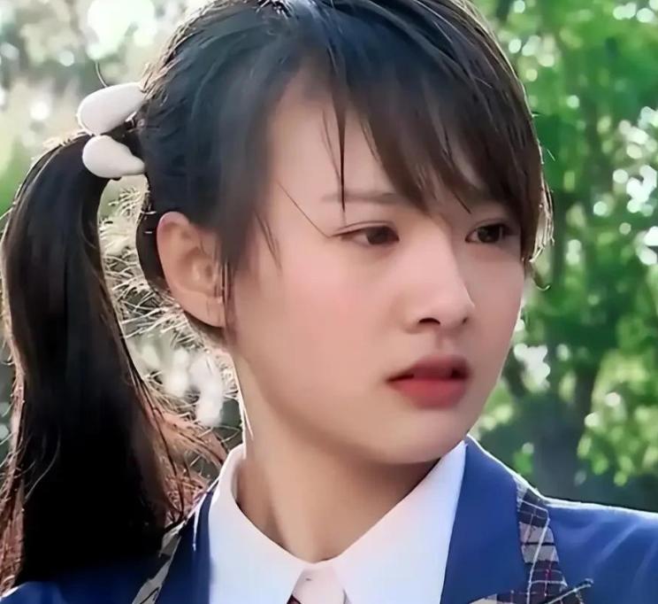 35岁郑爽近照！形象管理失败，彻底成了素人，在美日子舒坦了