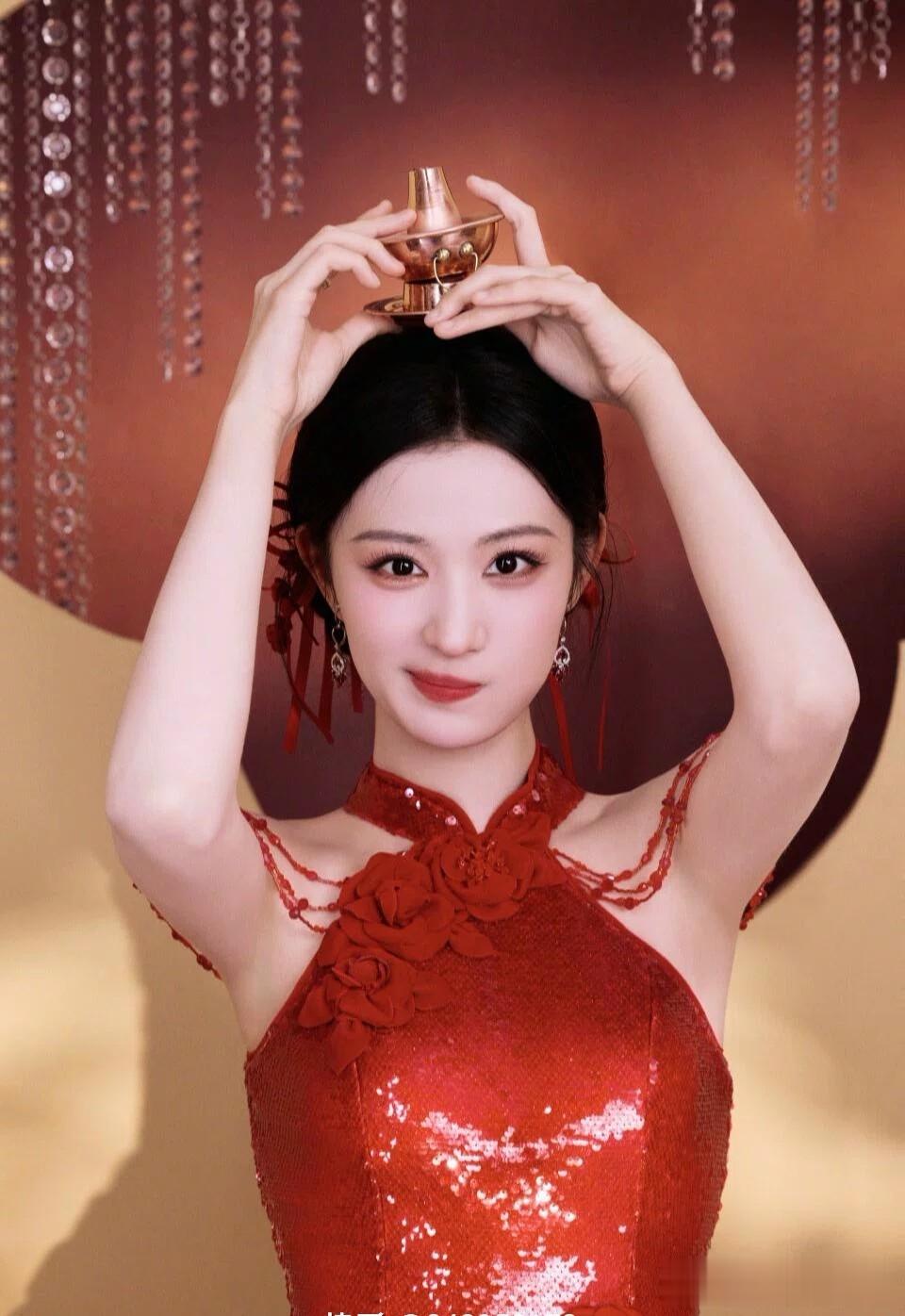 王楚然春晚造型太美了，穿红裙明艳大气，状态好的像18岁!