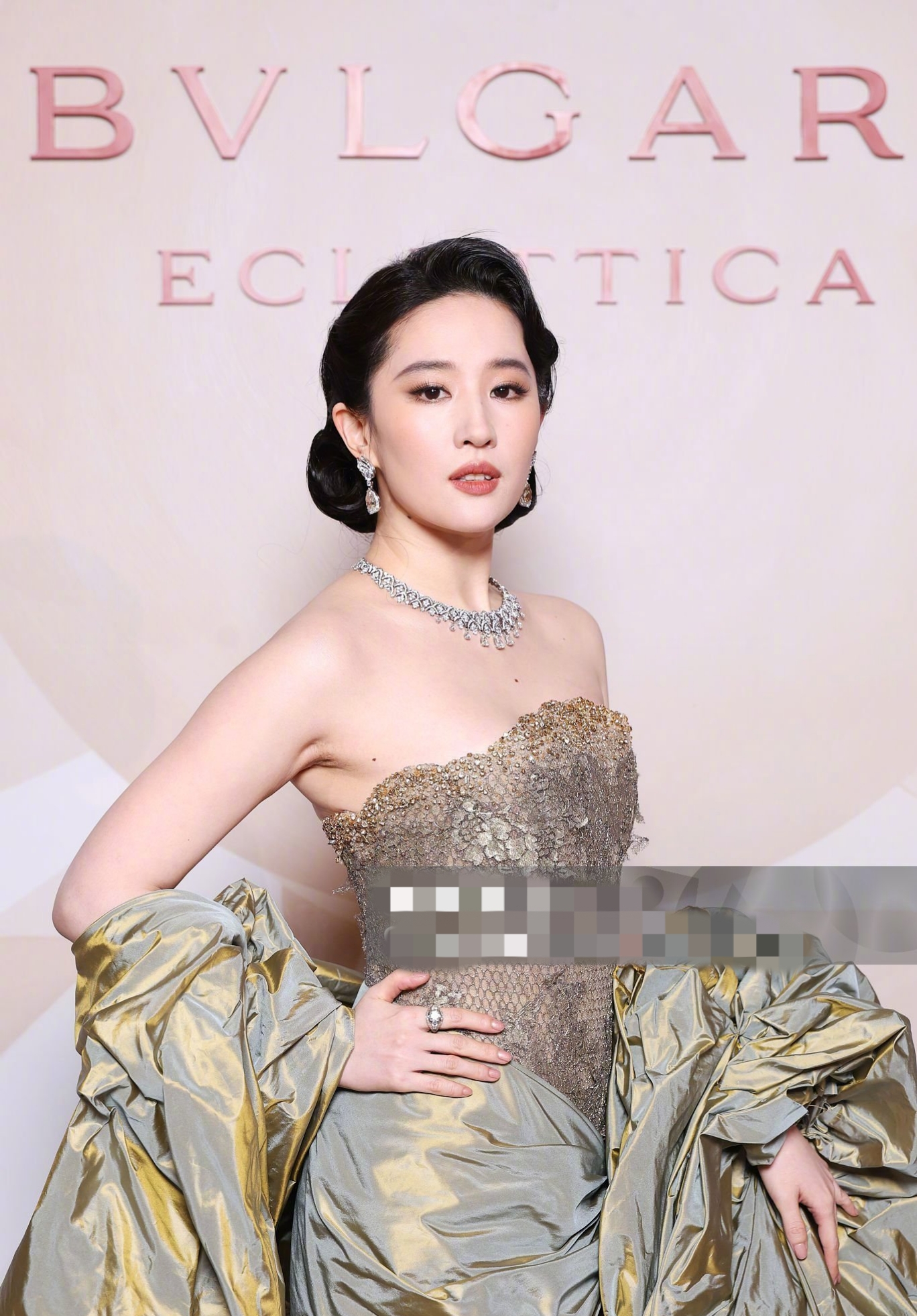 刘亦菲出席米兰宝格丽活动，外媒怼脸拍，美貌无懈可击