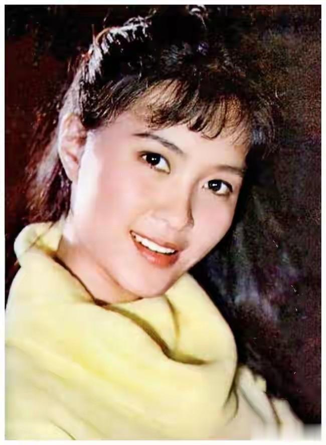 方舒:捧红屠洪刚后被抛弃,独自抚养两个女儿24年,女儿成其骄傲