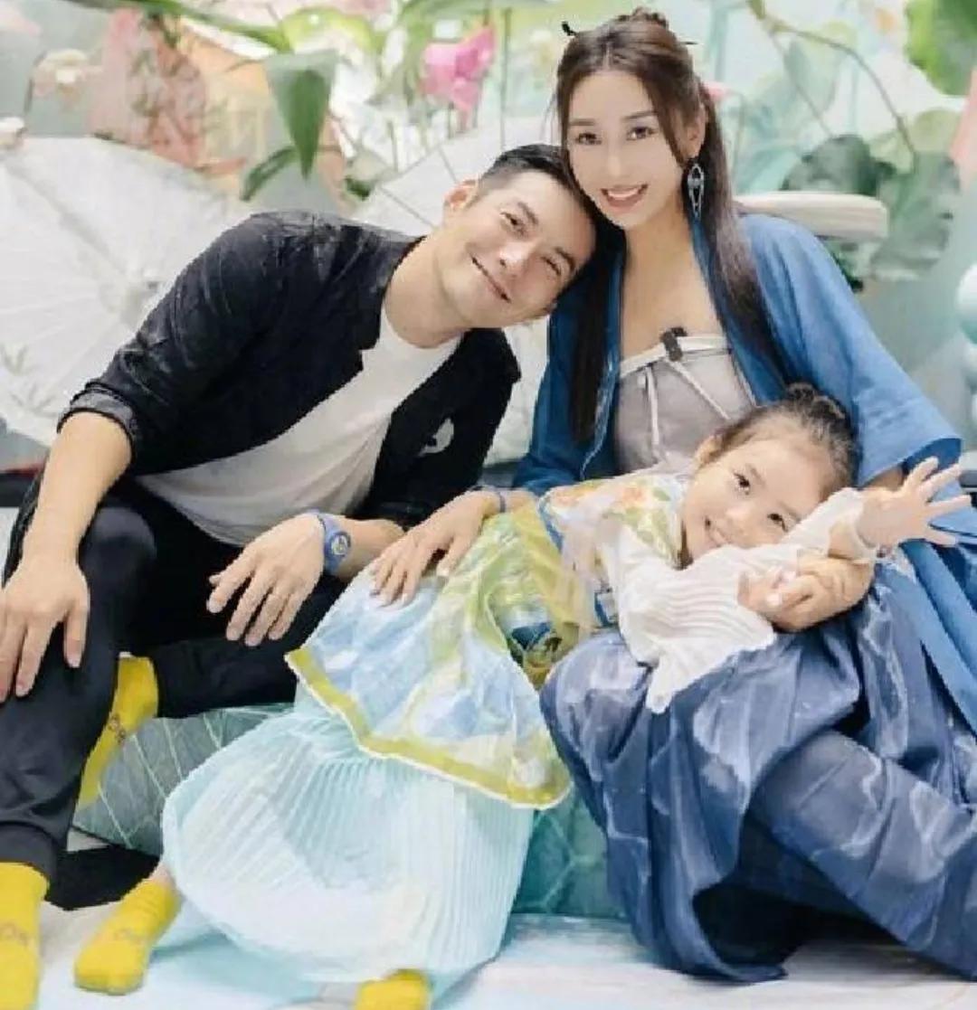 杜若溪携公婆乘火车返乡，全程18小时，一家几口同框十分幸福