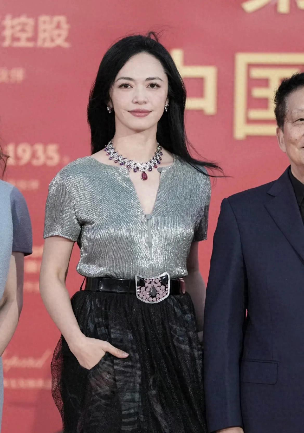 姚晨20岁学生照曝光，网友坐不住了：终于理解凌潇肃为啥一见钟情