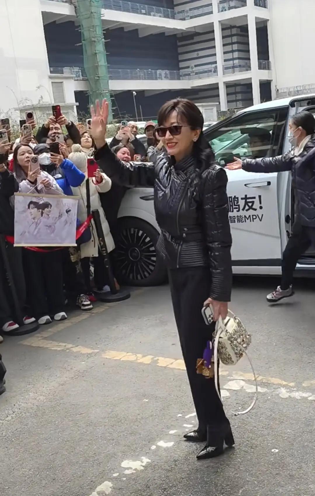 赵雅芝一身黑色衣服，脚踩黑色高跟鞋挥手告别，气质优雅！