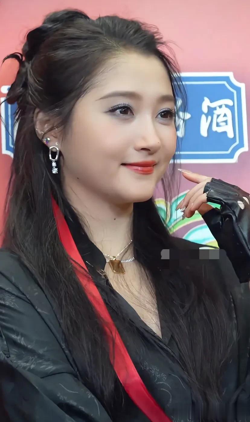 关晓彤录制北京春晚,穿马面裙身材上下一般粗,脸也很肿又被嘲了