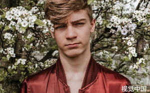 高中同学聚会，突然闯入的女生哭着控诉我出轨抛妻弃子，可我已经单身十年了啊！