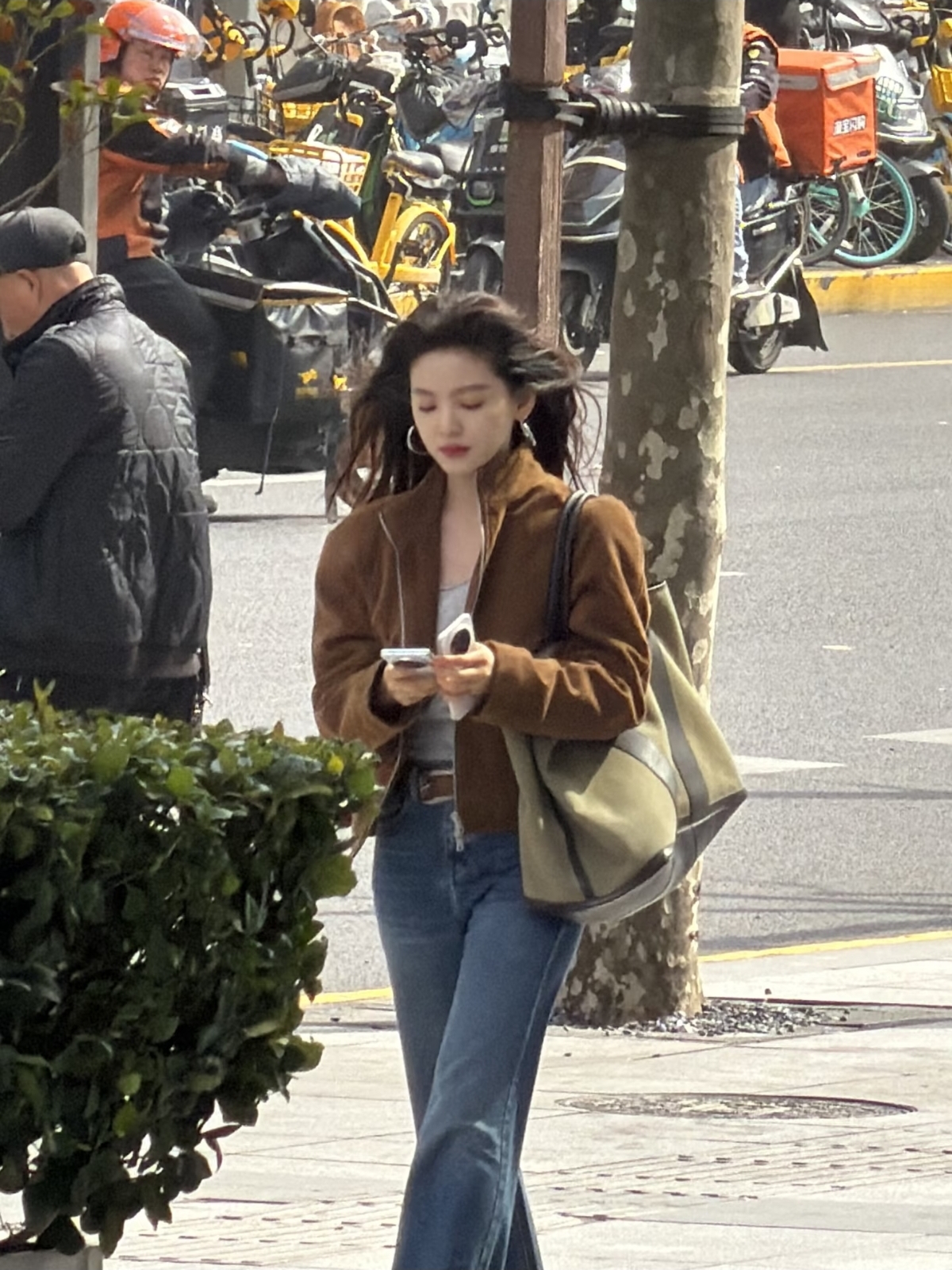 章若楠拍戏被偶遇,路人拍的视频太漂亮了吧,美的清新舒服自然!