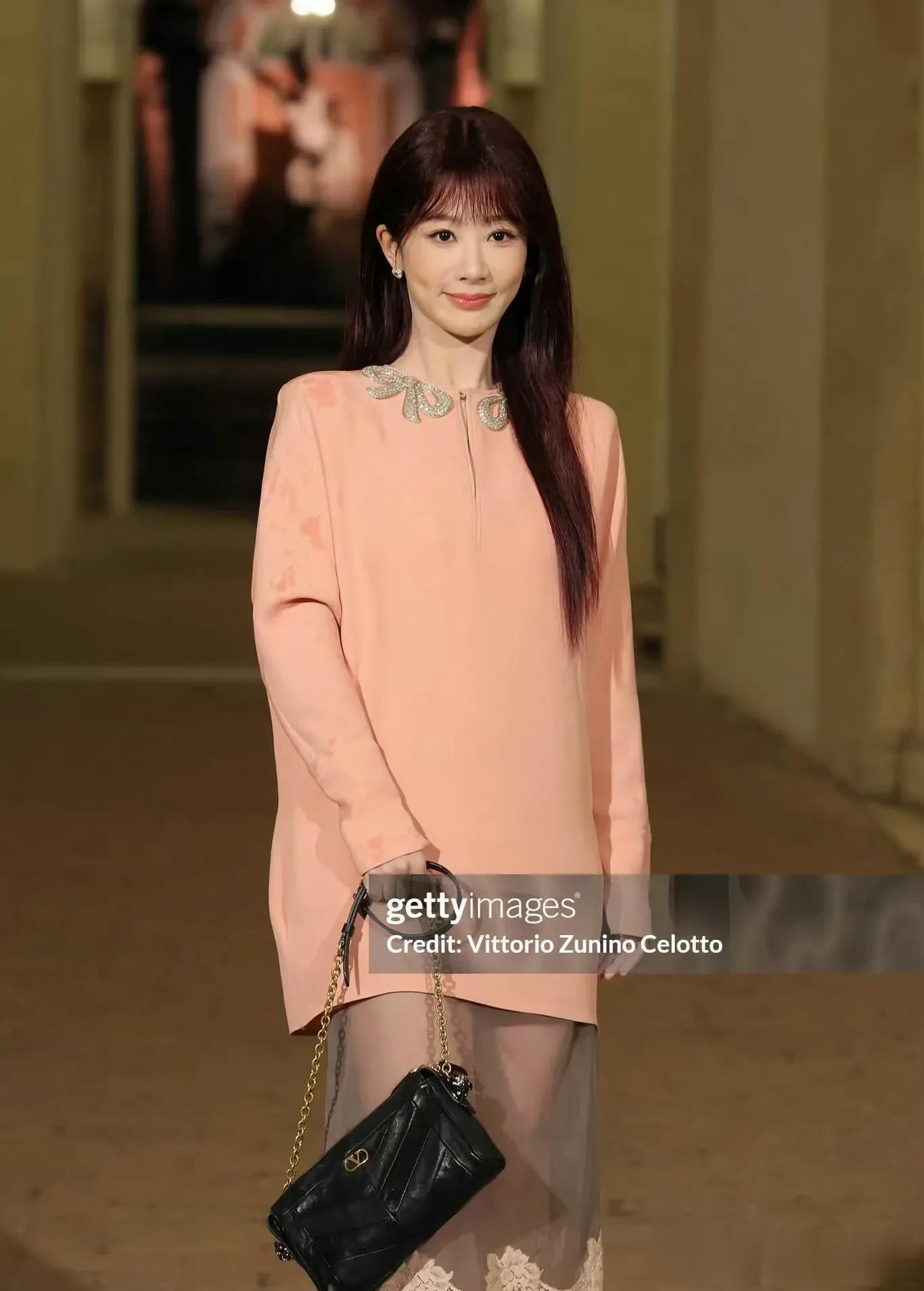 杨紫参加活动，一头紫色秀发出场好美，只是她这个下巴是怎么了？