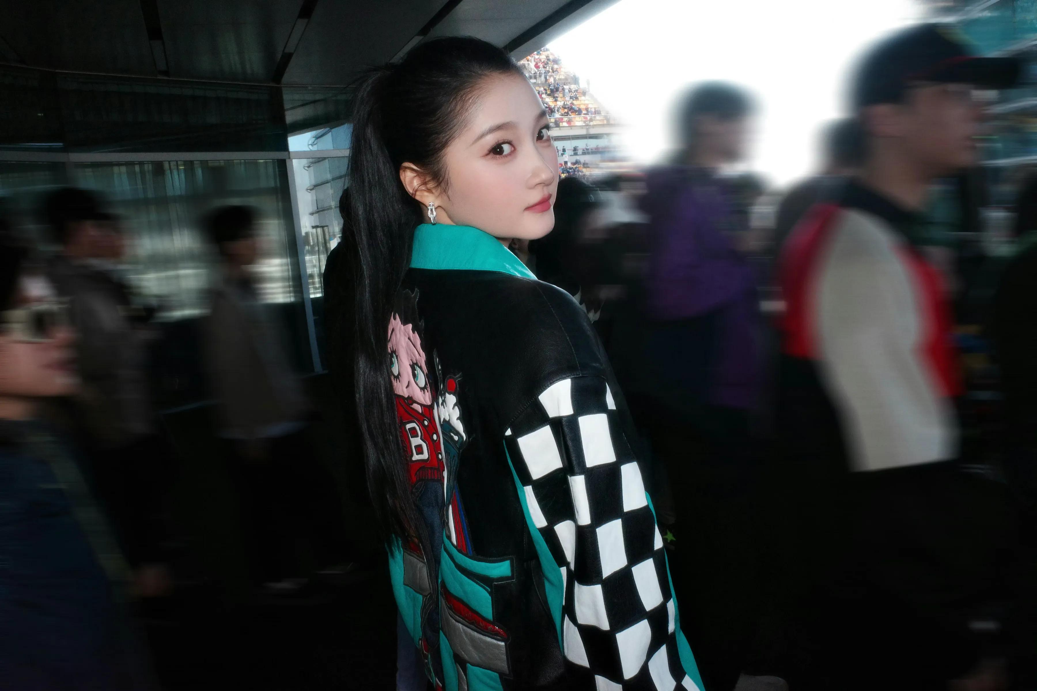 关晓彤，在引擎轰鸣中感受速度与激情，体验肾上腺素飙升的快乐！