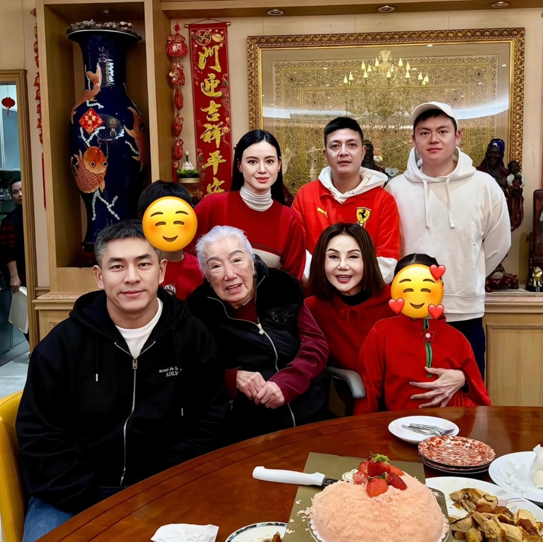 谢玲玲携女儿看展，和前姑子亲密合影，前夫林建岳也来了但未同框