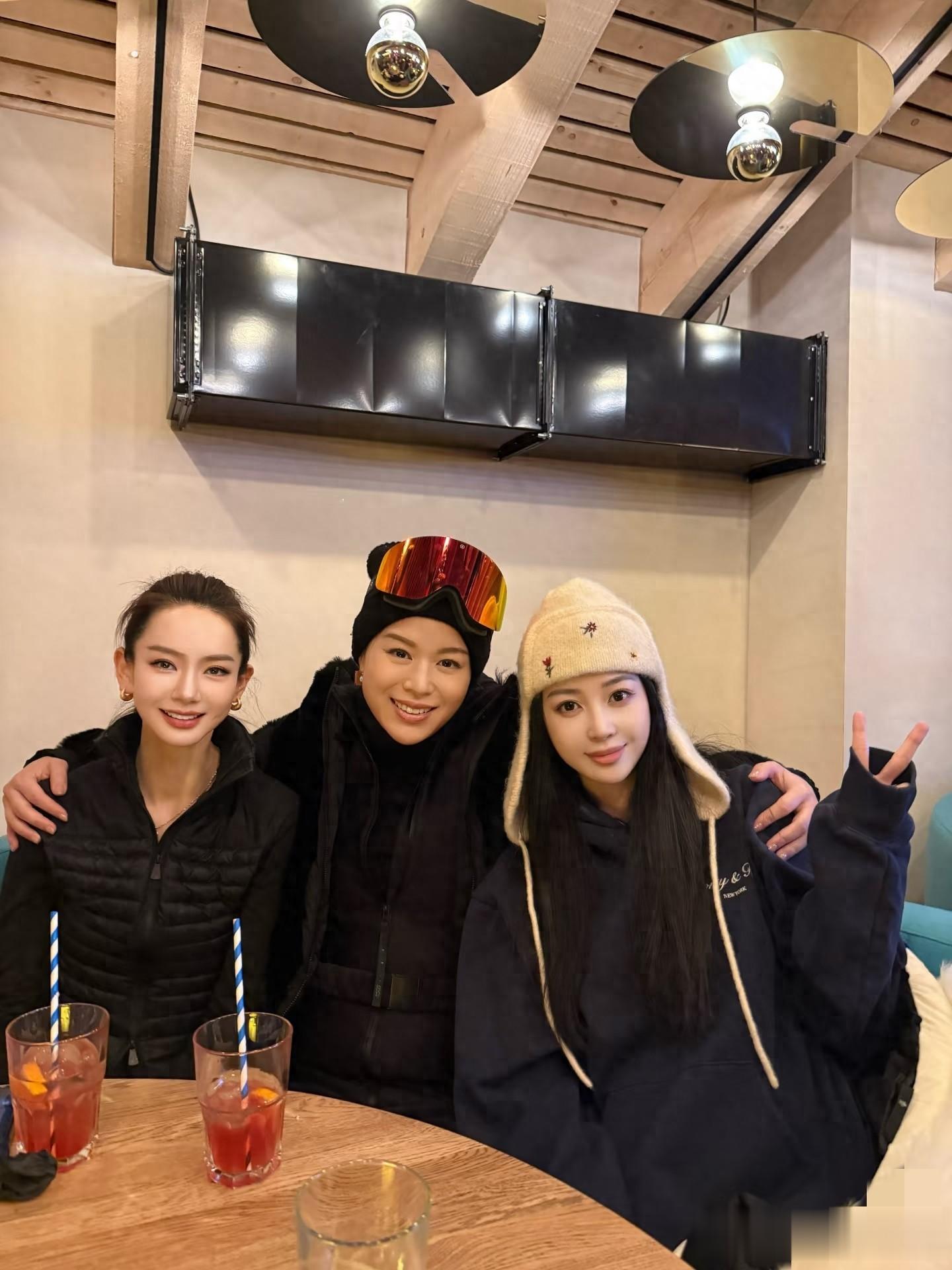 戚薇，胡杏儿，宣云年前一起度假合影，三位姐姐都超级美丽滴！