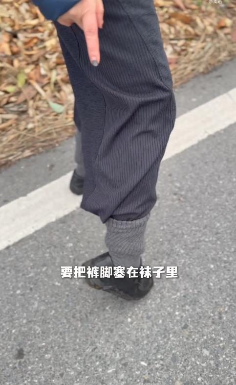 51岁周迅过年回老家,下地摘菜把裤脚塞袜子里,动作熟练毫无架子