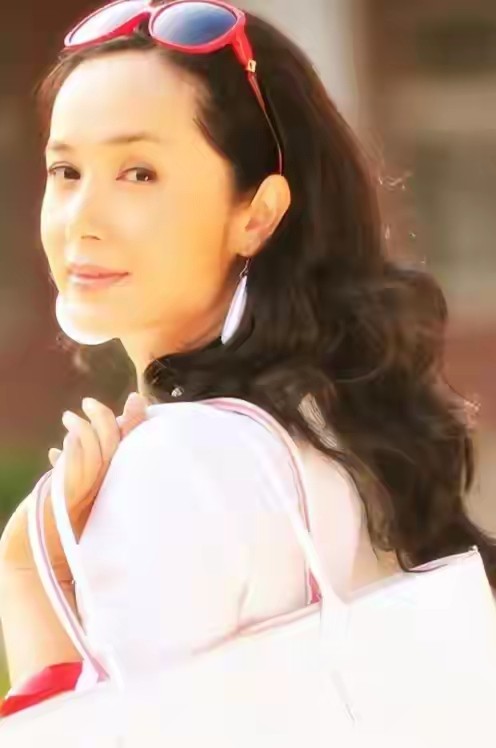 “逃”到英国，“包养”男大学生？59岁的蒋雯丽，终于不用再装了