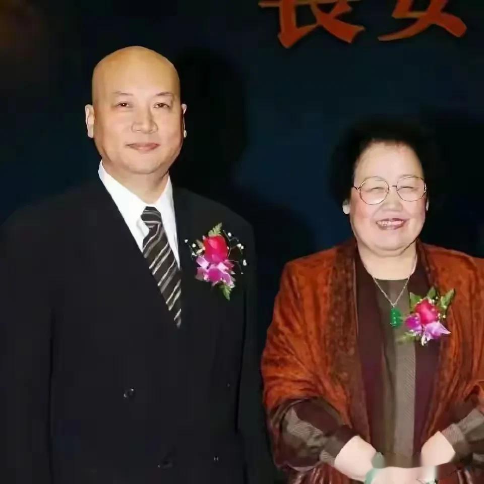 90年代，陈丽华年轻时，一张罕见的留影，出身于正黄旗，白手起家