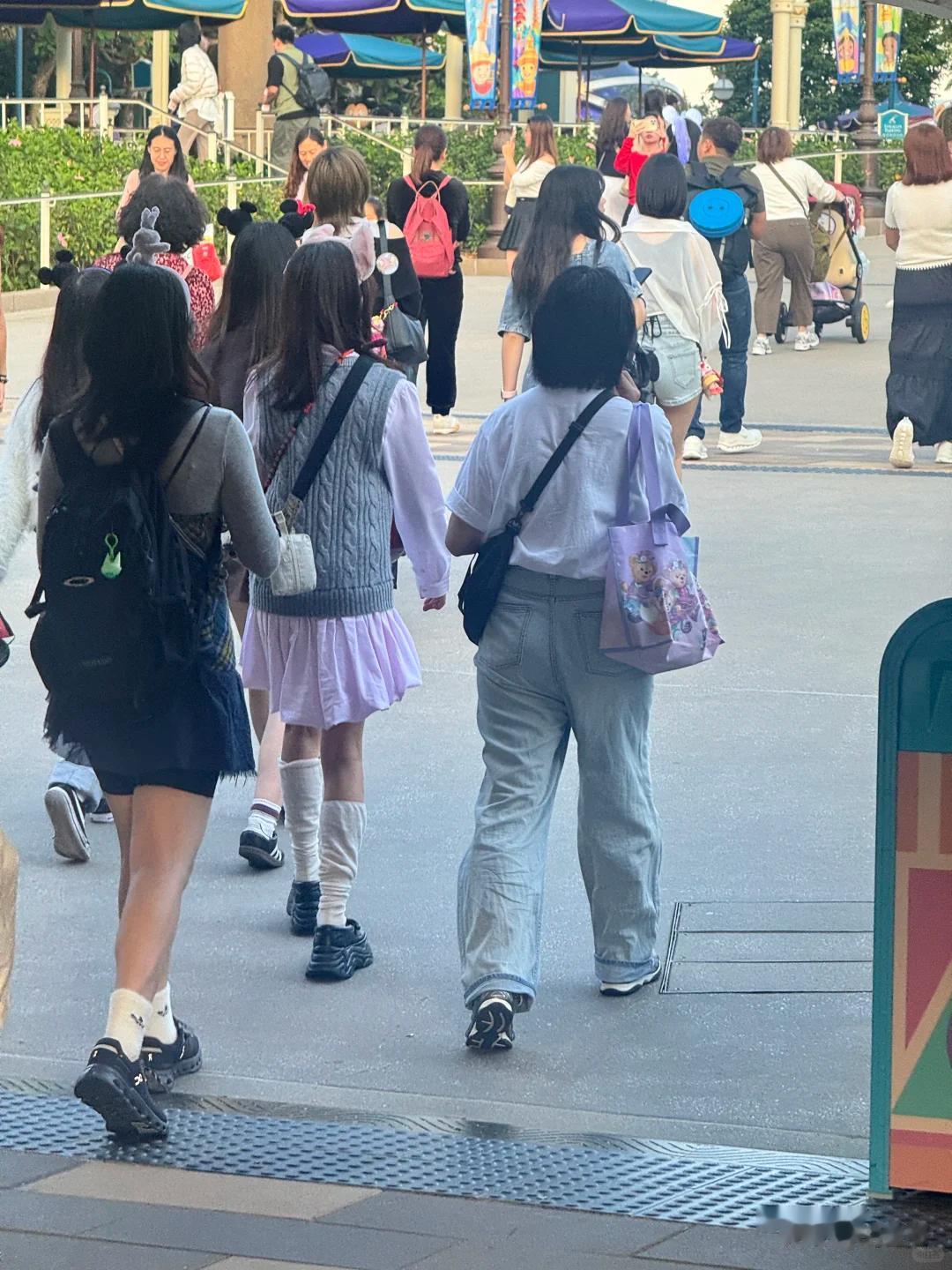 陈意涵带女儿游迪士尼！不穿裤子腿上有淤青，身材干瘪双腿如麻杆