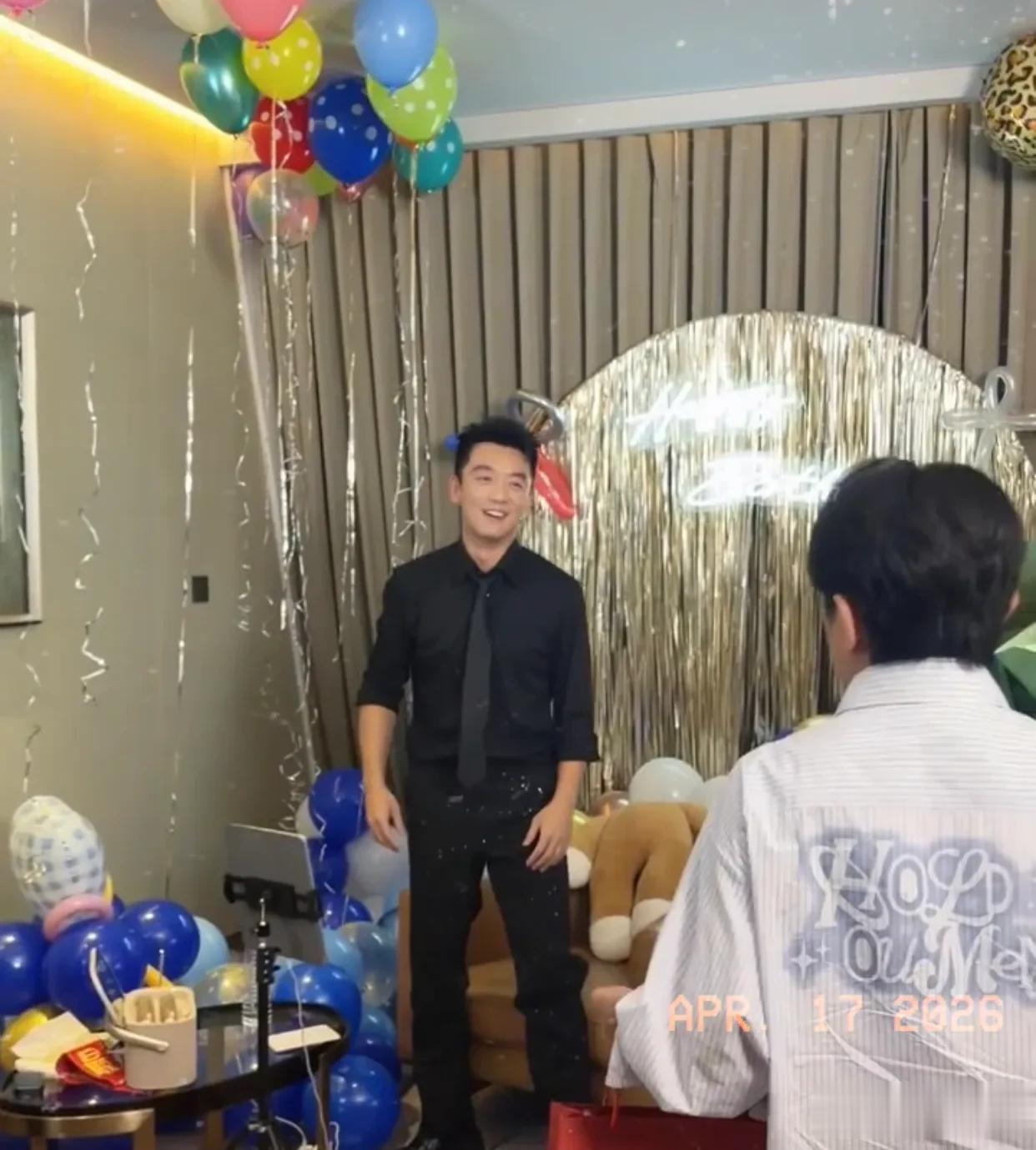 王祖蓝凌晨为郑恺庆祝40岁生日，二人开心拥抱，梦回初代跑男！