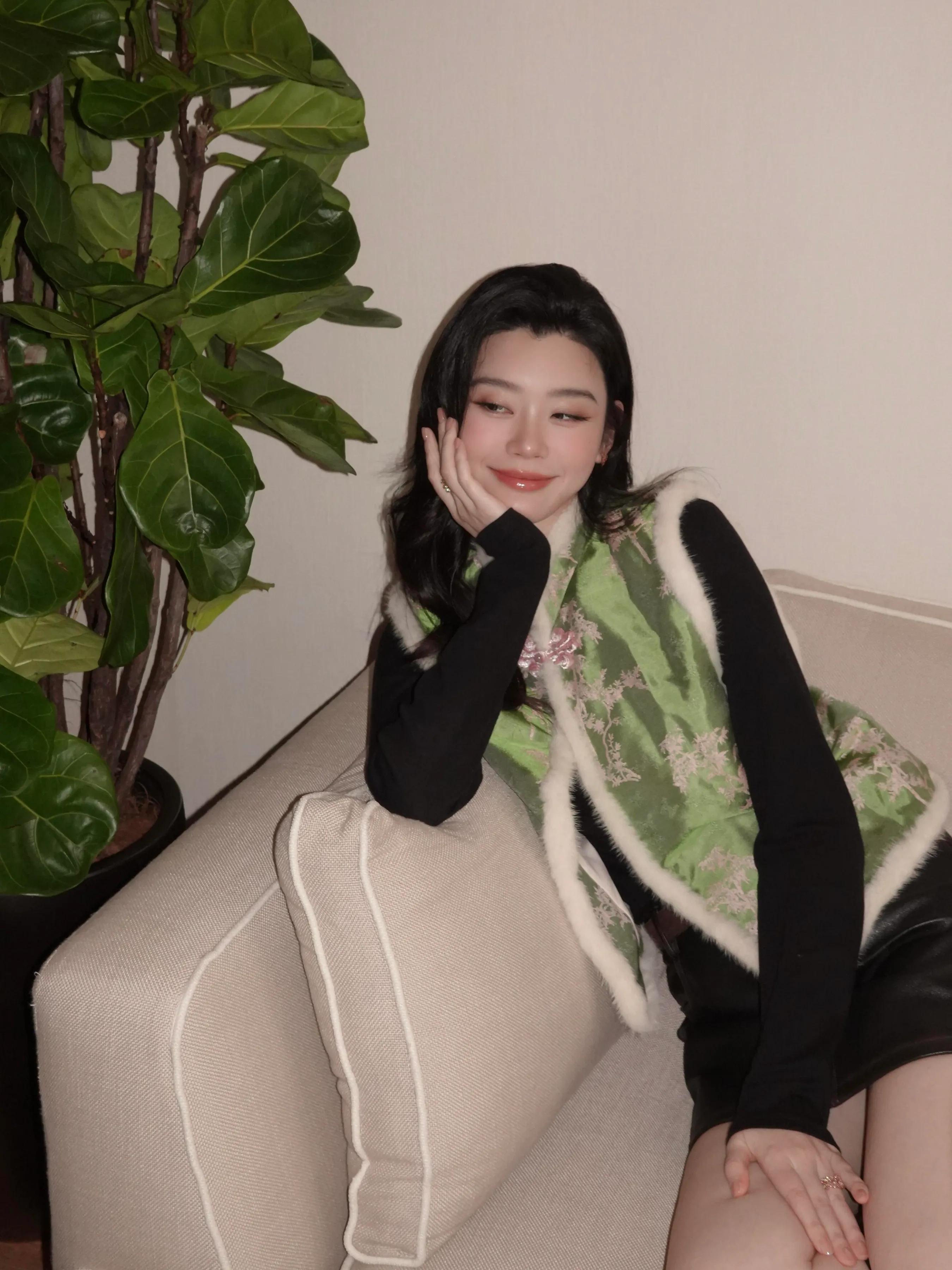 奚梦瑶穿汝窑绿新中式马甲很美，她把欧时力穿出顶奢感！