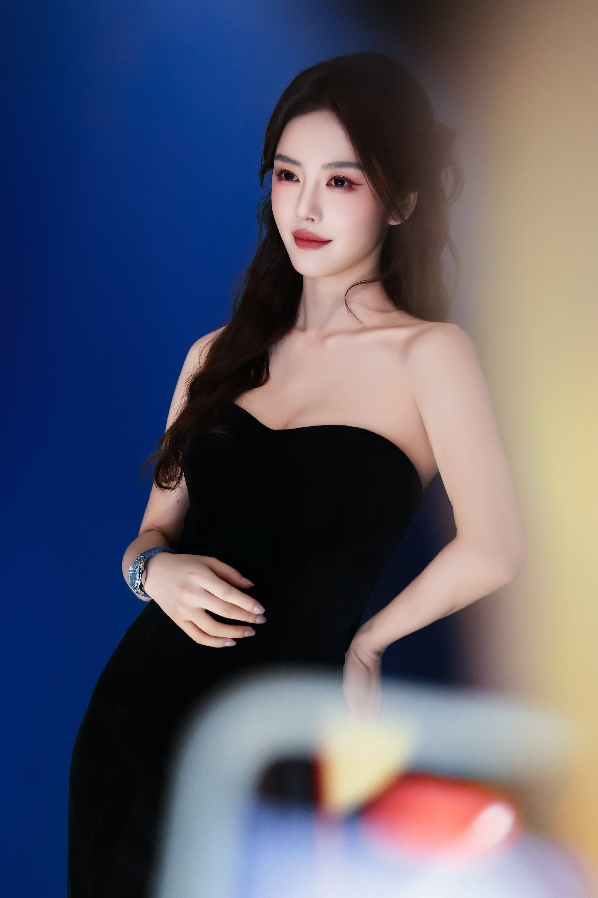 蔡文静 黑裙裹身，一眼勾魂。不动声色，便摄人心魄。 ???