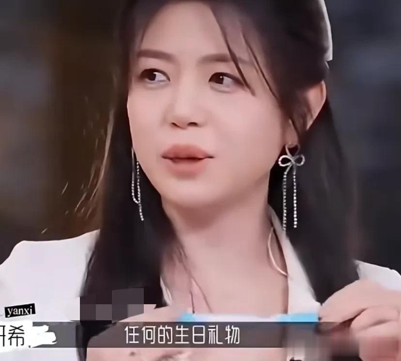 陈妍希现身刘雨昕演唱会，在圈内人缘超好，离开陈晓后更闪闪发光