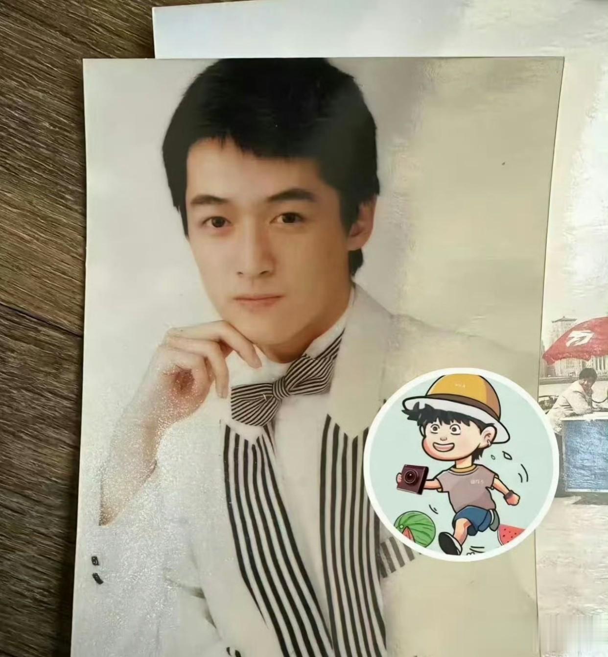 胡歌青涩初恋信笺曝光，推翻薛佳凝是其初恋的公众印象